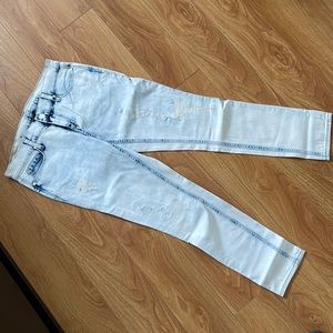 Dkny Jeans Avenue B Ultra Skinny. In a white jean fade color.